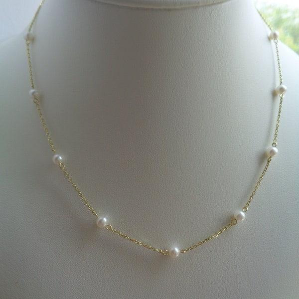 Chain in 585-er gold with freshwater pearls, diamond cut