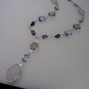Collana con pietre preziose Collana con pietra di luna con topazio blu Collana Ypsilon in argento, LU-0355