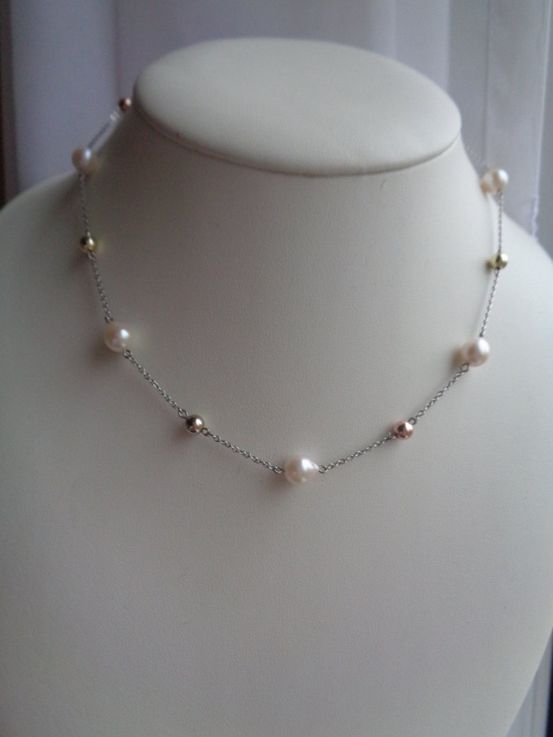Necklace in 585 white gold, yellow gold and red gold with cultured pearls image 1