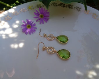 Gold earrings with peridot quartz, teardrop, spiral