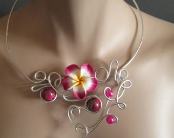 Halskette „Canice“ + Ohrringe, Blumen und himbeerrosa Aluminiumperlen