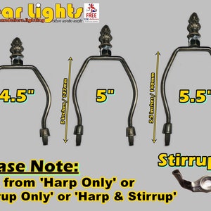 Op de afbeelding: Drie metalen lampenharpmaten: 4,5 inch, 5 inch en 5,5 inch. Elke harp heeft een decoratief uiteinde. Een aparte metalen lampenstirrup is ook afgebeeld. Let op: Kies uit 'Harp Only' of 'Stirrup Only' of 'Harp & Stirrup'.