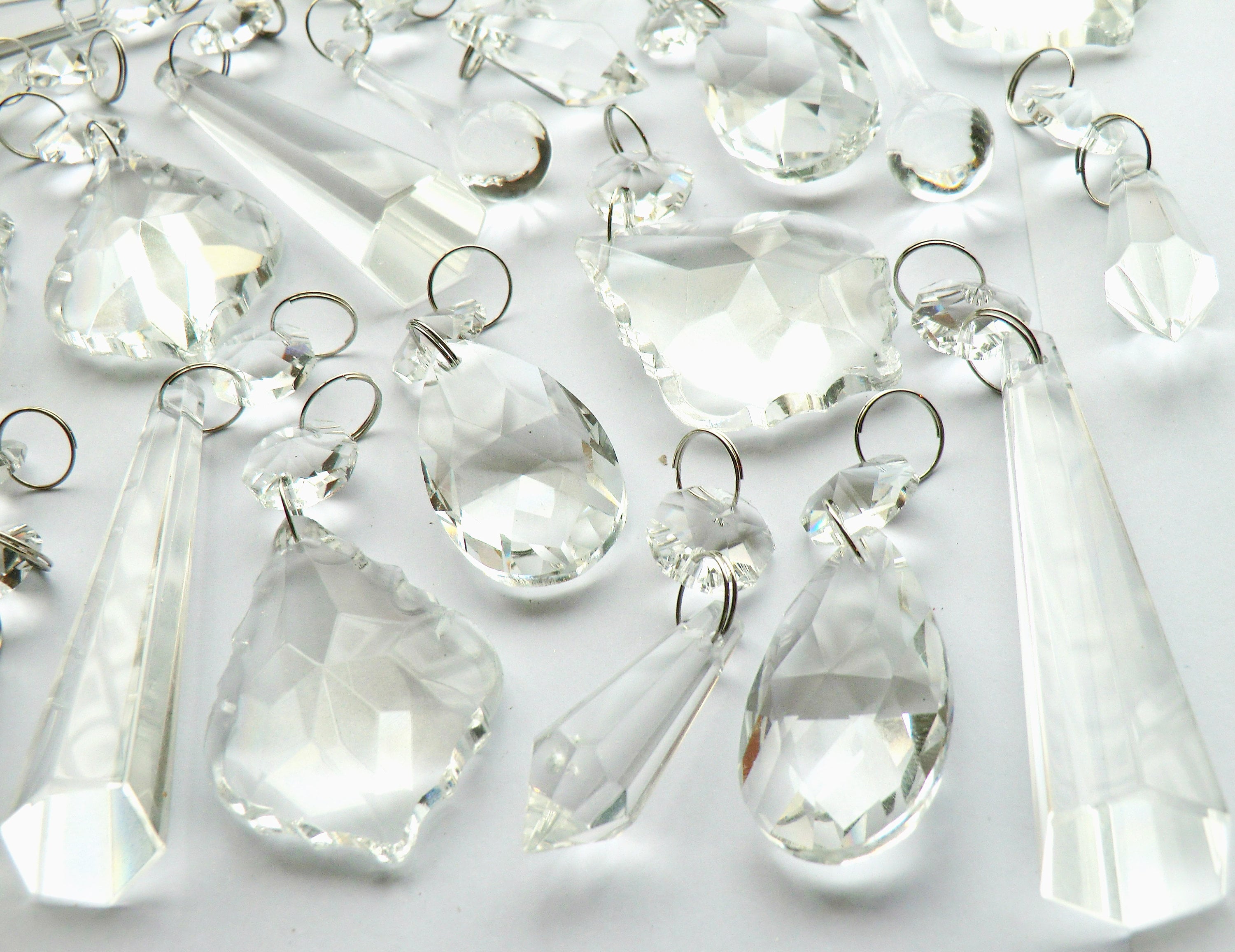 25 Clear Chandelier Drops Cut Glass Crystals Droplets Beads Christmas Tree Wedding Wishing Charm Table Decorations Prisms Retro Beads Light Lamp Parts