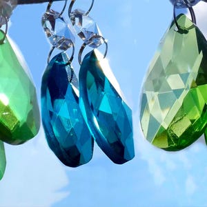Gocce di lampadario color smeraldo o pavone o verde salvia Parti di luce in vetro Cristalli Goccioline Perle ovali Prismi Decorazioni per albero di Natale e matrimonio
