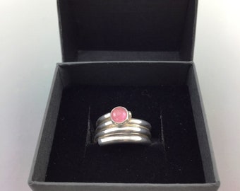 Silberner Wickelring mit rosa Turmalin-Cabochon