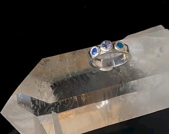 Anello in argento con tre pietre blu, misura 54