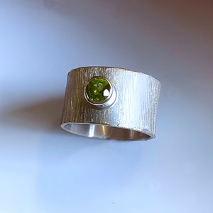 Wide silver ring with peridot size 53