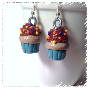 Chocolate Cupcake Earrings, Chocolate Frosting, Frosting With Sprinkles, Polymer Clay, Kawaii Clay Charms, Clay Cupcakes, Tiny Foods, Silver