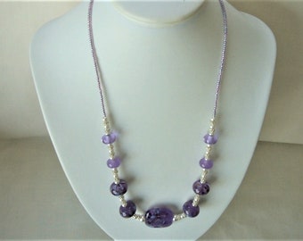 Perle de verre lilas et collier de perles