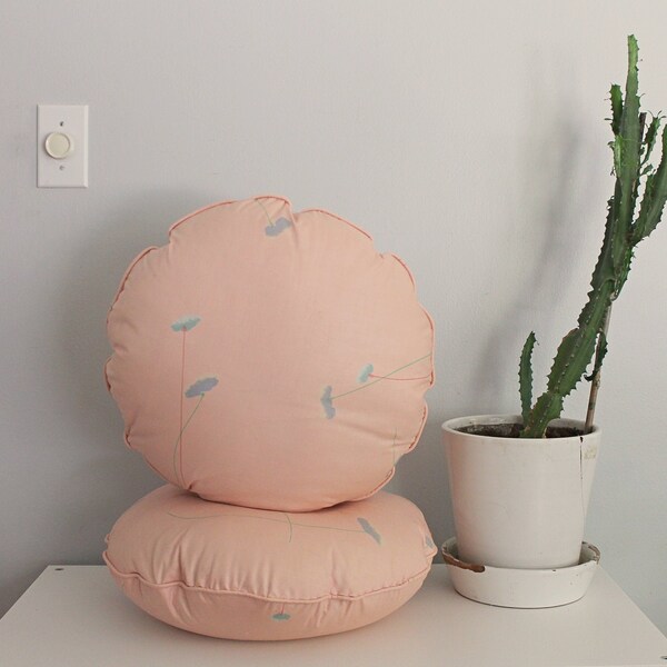 MOD 80s round pink throw pillows, vintage mod pastel pillows, floral peach pink accent pillows, 80s living room decor, postmodern furniture