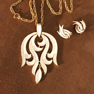 Pendentif et boucles d&#39;oreilles en émail Trifari, bijoux vintage des années 1970