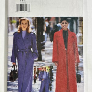 Puede incluir: Un sobre de patrón de costura Butterick 4666 con ilustraciones de abrigos largos en azul y rojo. El abrigo azul incluye un cinturón y detalles en los hombros, mientras que el rojo presenta un cuello de solapa. El paquete muestra la talla 6-8-10.