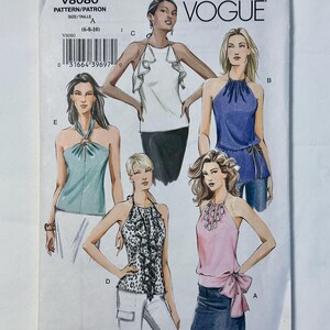 Pode incluir: Padrão Vogue V8080 com designs de tops de cabresto. O padrão inclui vários estilos, como um top branco com babados, um top azul com laço e um top rosa com laço. O tamanho do padrão é A (6-8-10).