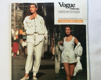 Könnte beinhalten: Ein Schnittmuster für einen weißen Jumpsuit und Shorts-Set von DKNY Donna Karan New York. Die Schnittmuster-Nummer ist 2453. Der Schwierigkeitsgrad des Nähens ist als durchschnittlich oder einfach eingestuft. Vogue Patterns American Designer.