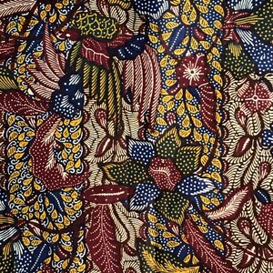 Könnte beinhalten: Ein farbenfroher Stoff mit einem sich wiederholenden Muster aus stilisierten Blumen und Blättern in Blautönen, Rot, Gelb und Grün.