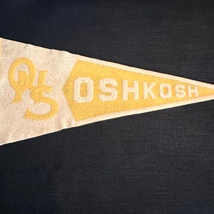 Banderín de fieltro de lana Oshkosh, cosido, banderín de letras cosidas, principios del siglo XX, aproximadamente 1910, 32" de largo, con monograma, OSN, ONS?