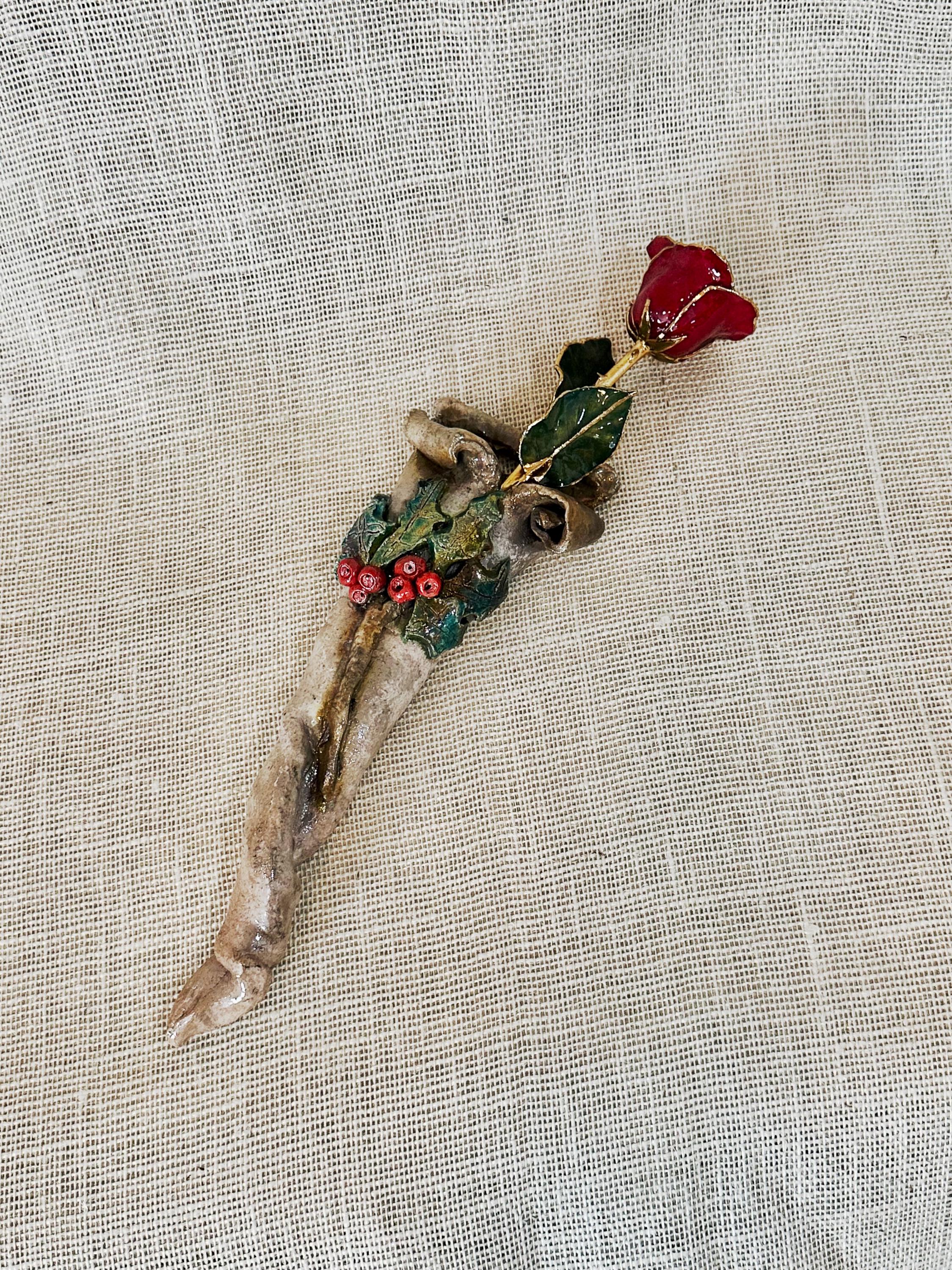 ヴィンテージアート陶器製壁掛けポケット花瓶：ヒイラギとバラの