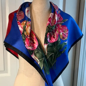 Écharpe florale en sergé de soie par Perry Ellis, carré de 35 po avec tulipes avec fond rose et vert olive, rouge et bleu royal, ourlet roulé à la main image 4