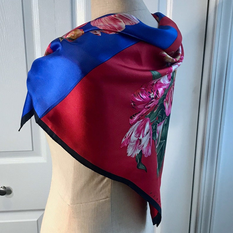Écharpe florale en sergé de soie par Perry Ellis, carré de 35 po avec tulipes avec fond rose et vert olive, rouge et bleu royal, ourlet roulé à la main image 5