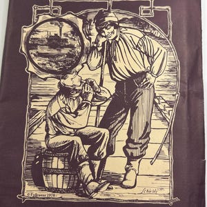 Könnte beinhalten: Ein dunkelbrauner Folkwear-Schnittmusterumschlag 204 für ein Missouri River Boatman's Shirt. Die Vorderseite zeigt eine cremefarbene Strichzeichnung von zwei Figuren auf einem Steg, eine davon auf einem Fass sitzend, mit dem Text Patterns from Times Past.