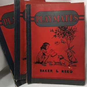Op de afbeelding: Drie vintage rode hardcover boeken met zwarte ruggen en een zwart-witte illustratie op de voorkant. De titel van het boek is "Playmates" met de tekst "Baker & Reed" onderaan de omslag.