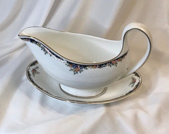 Salsera y plato base Wedgwood Bone China "Osborne", modelo descatalogado.