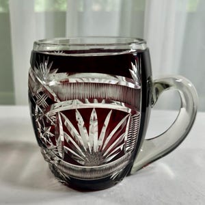 Rubinowoczerwony kufel do piwa w stylu boho, szlifowany na szkle, z monogramem „U”, ręcznie wycinaną gwiazdą i motywem wachlarza