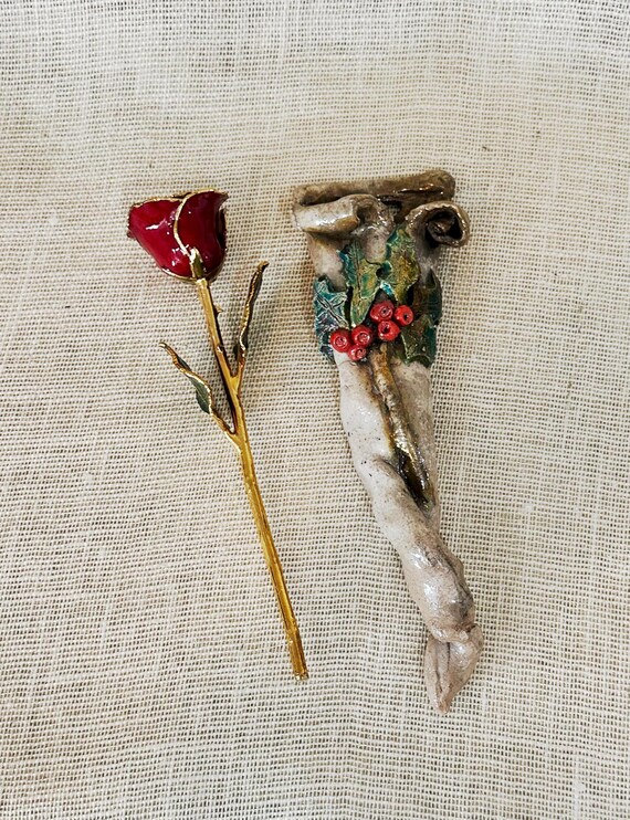 ヴィンテージアート陶器製壁掛けポケット花瓶：ヒイラギとバラの