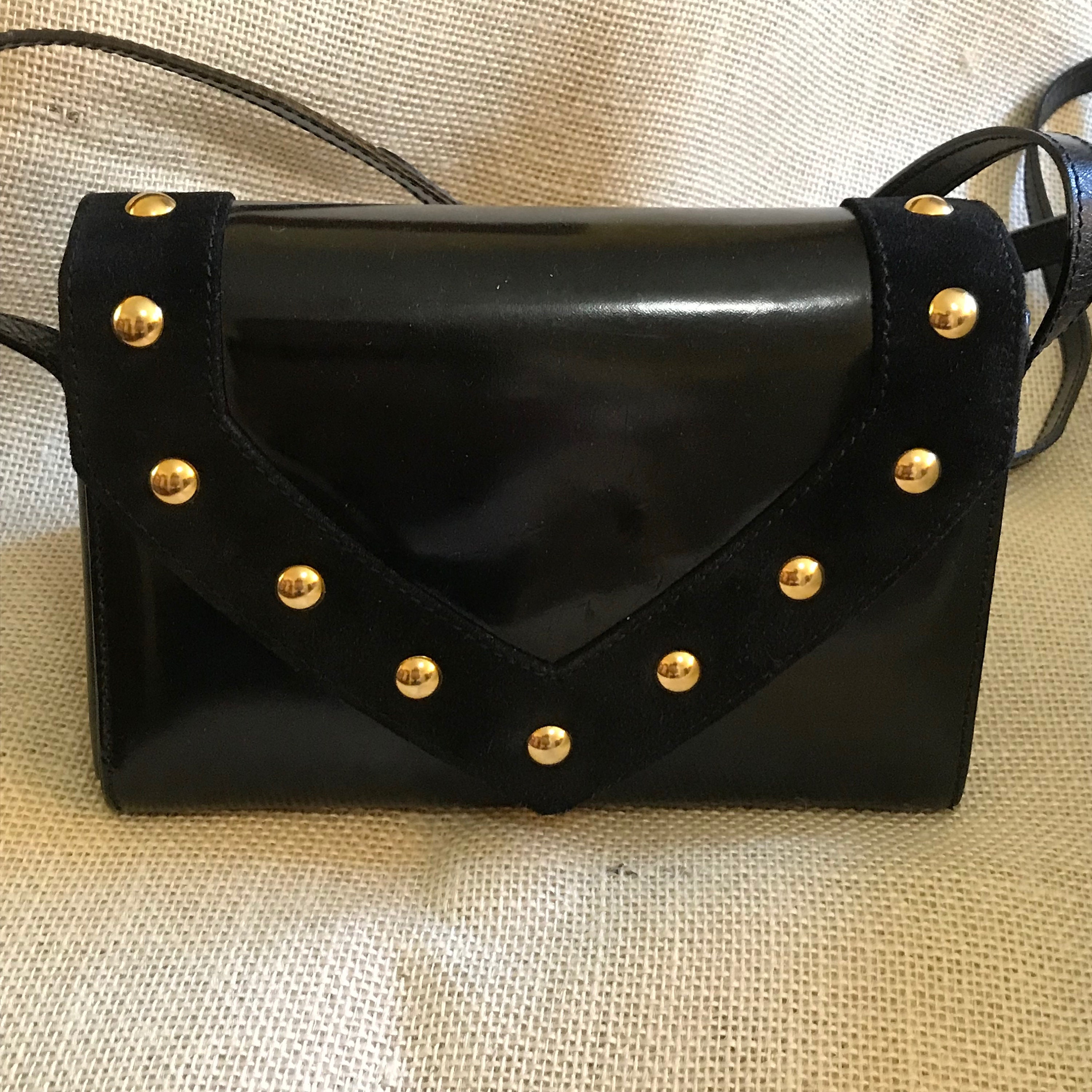 Tassen & portemonnees Handtassen Crossbodytassen Vintage zwarte lakleren tas met gouden accenten 