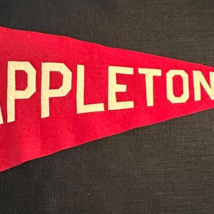 Appleton Wisconsin wolvilt wimpel, 33&quot; lang, genaaid, gestikte letters, 1910 of eerder, in VG-staat, 33&quot; lang