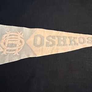 Banderín de fieltro de lana de Oshkosh, azul y blanco, cosido, banderín con letras cosidas, recuerdos de principios del siglo XX, 33" de largo