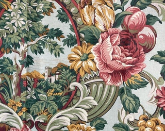 Könnte beinhalten: Ein Blumenstoff mit einem sich wiederholenden Muster aus rosa, roten, gelben und grünen Blumen. Der Stoff zeigt ein stilisiertes Design eines Schlosses in einer Landschaft mit Bäumen und Blättern.