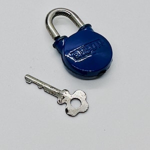 以下が含まれることがあります： 銀色の鍵が付いた青い南京錠。南京錠には「BISON」という文字が刻まれています。