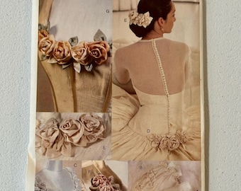 Patrón de costura para accesorios de boda Vogue 7009: Rosas, cojín para anillos y bolsa de regalo