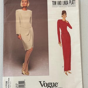 Könnte beinhalten: Vogue Patterns Schnittmuster mit zwei eleganten Kleiderdesigns. Das Muster enthält ein rotes Kleid mit langen Ärmeln und ein beiges Kostüm. Das Muster stammt von Tom und Linda Platt, Vogue American Designer. Die Mustergröße ist 18, 20 und 22.