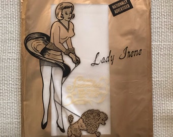 Puede incluir: Un paquete vintage de medias de nylon Lady Irene Seamless Mesh Evening Sheer. El paquete presenta una ilustración de dibujos animados de una mujer usando las medias y paseando un caniche. El texto en el paquete dice "Nationally Advertised" y "Nylons of Distinction".