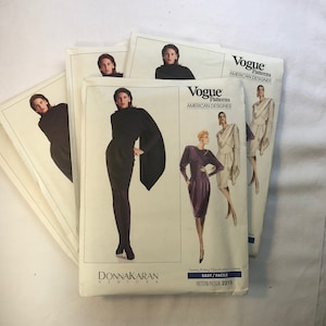 Puede incluir: Cuatro patrones de costura Vogue Patterns con diseños de Donna Karan. Los patrones son para vestidos e incluyen instrucciones para coser. El número de patrón es 2215.