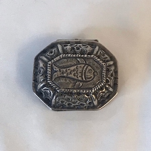 Pastillero vintage de plata de ley con diseño de pez y tapa abatible (45 gramos)