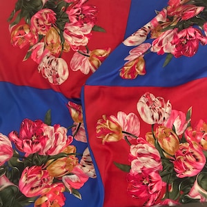 Écharpe florale en sergé de soie par Perry Ellis, carré de 35 po avec tulipes avec fond rose et vert olive, rouge et bleu royal, ourlet roulé à la main image 1