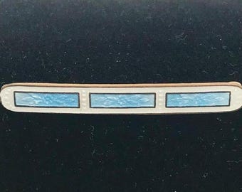 Pin de esmalte guilloché antiguo: Pin de barra de latón de principios del siglo XX