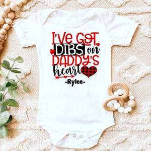 Valentine&#39;s Day Shirt | I&#39;ve got dibs on Daddy&#39;s heart | T-shirt One piece Bodysuit | Personalized Name Custom | Buffalo Plaid | Little girl
