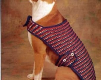 Puede incluir: Un suéter para perro a rayas azules y rojas con cierre de botón. El suéter está hecho de hilo de crochet y está diseñado para un boxer.