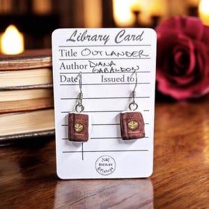 Orecchini a forma di libro Outlander: orecchini pendenti in argilla polimerica ipoallergenica