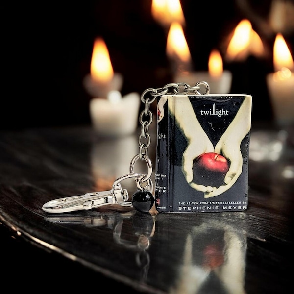 Twilight Saga Taschenanhänger: Polymer Clay Bücherwurm Taschenaccessoire