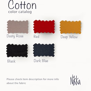 Może przedstawiać: Katalog kolor&oacute;w bawełny z pr&oacute;bkami tkanin w kolorach Dusty Rose, Red, Deep Yellow, Black i Dark Blue. Tekst "Cotton color catalog" znajduje się na g&oacute;rze, wraz z logo marki i wiadomością.