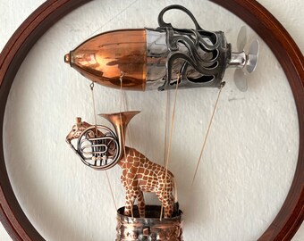 Jirafa voladora, arte animal reciclado, máquina del tiempo Steampunk, obras de arte recuperadas, Collage Assemblage Wallart, escultura de objetos encontrados