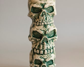 Taza Tiki con calaveras, taza Tiki, hecha a mano, porcelana hecha a mano, taza de cóctel, vajilla Tiki, temática tropical, artesanía en cerámica, taza vintage