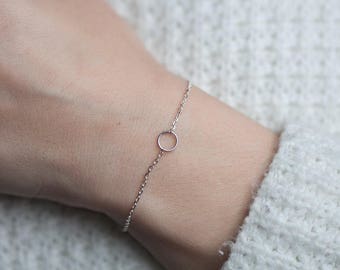 Bracelet simple avec tout petit rond en argent. Bracelet avec un petit cercle.  Bracelet petit anneau en argent