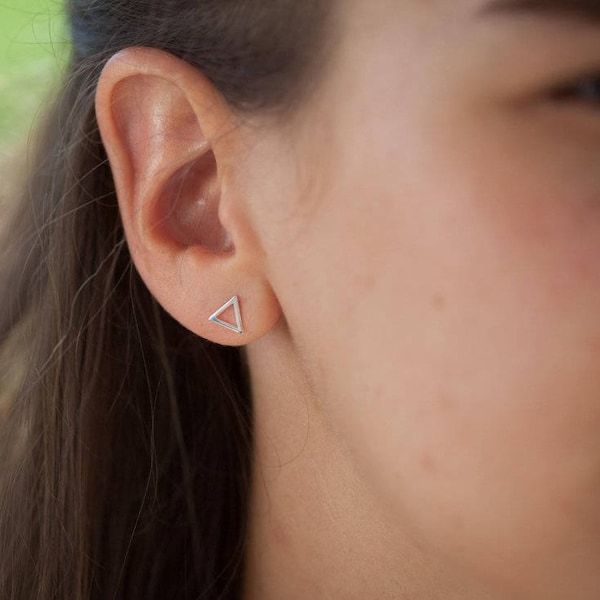 Boucles d'oreilles petit triangle en argent ou plaqué or - Boucles d'oreilles minimalistes, géométriques - Puces d'oreilles triangle -