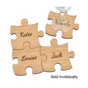 Peut inclure: Quatre sous-verres en bois en forme de pièces de puzzle avec les noms Katie, Louise, Jack et Wendy gravés dessus. Les sous-verres sont vendus individuellement.